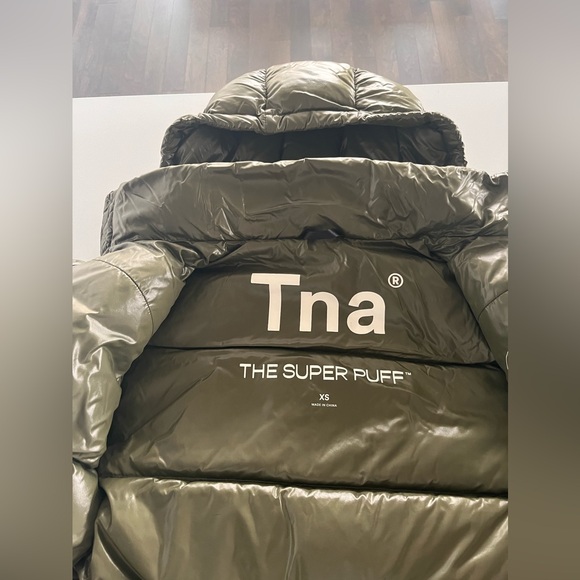 Aritzia TNA Superpuff Puffer Jacket - Picture 5 of 10